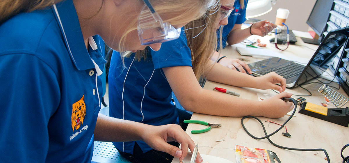Strudents in the STEM FAB lab